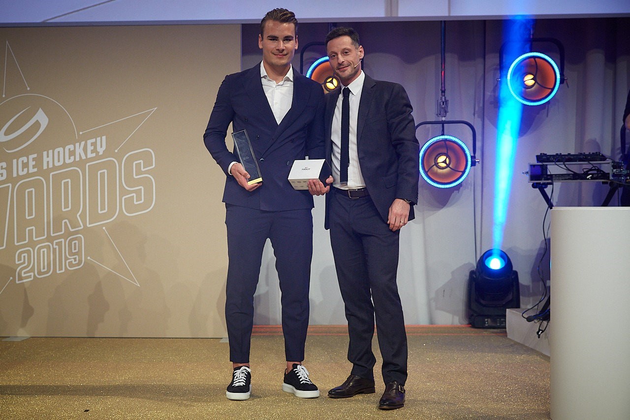 hockeyaward.jpg hockeyaward.jpg